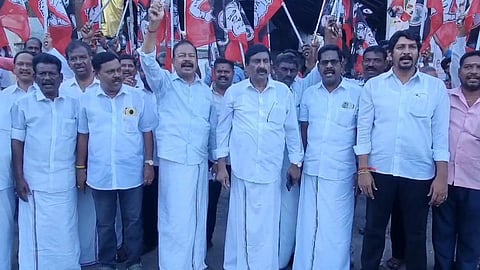 அண்ணாமலையை பாஜக தலைமை திரும்பப்பெற வேண்டும் - புதுச்சேரி அதிமுகவினர் ஆர்ப்பாட்டம்