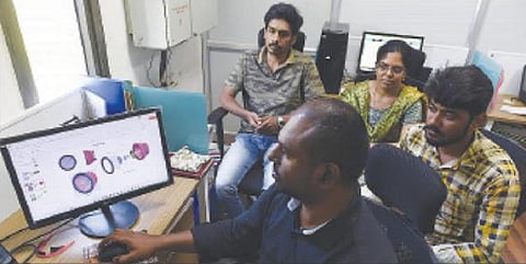 கொடிசியா டிபென்ஸ் இன்னோவேஷன் அடல் இன்குபேஷன் மையத்தில், பெங்களூருவைச் சேர்ந்த தனியார் நிறுவனம் சார்பில் தயாரிக்கப்பட்டு வரும் தண்ணீருக்கு அடியில் பயன்படுத்தும் ‘ட்ரோன்’. படம்: ஜெ.மனோகரன்