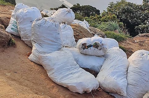 வெள்ளியங்கிரி மலையில் சேகரிக்கப்பட்ட 14 டன் பிளாஸ்டிக் கழிவுகள்!