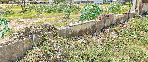 சேலத்தை அடுத்த சிவதாபுரம் அரசு மேல்நிலைப்பள்ளி சுற்றுச்சுவர் இடிந்த நிலையில் உள்ளது. படம்: எஸ். குரு பிரசாத்