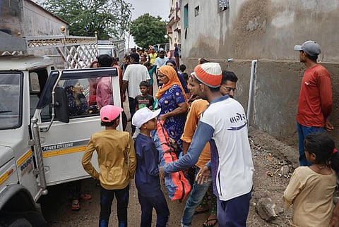 கட்ச் பகுதியில் இருந்து வெளியேற்றப்படும் மக்கள்