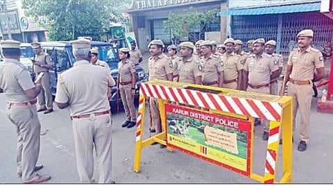 கரூர் பேருந்து நிலைய ரவுண்டானா பகுதியில் பாதுகாப்புக்காக குவிக்கப்பட்டுள்ள போலீஸார்.