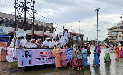 மணிப்பூரில் நடந்த வன்முறையில் 11 பேர் உயிரிழந்தனர். நேற்று நடந்த இறுதி ஊர்வலத்தில்  பொதுமக்கள் பலர் பங்கேற்றனர். படம்: பிடிஐ