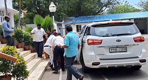 புதுச்சேரி முதல்வர் முன்பாக தீக்குளிக்க முயற்சி: சட்டப்பேரவை வளாகத்தில் பரபரப்பு