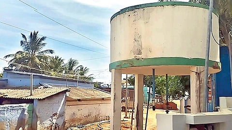 நெல்லை | இடிந்து விழும் அபாயத்தில் மேல்நிலை நீர்த்தேக்கத் தொட்டி