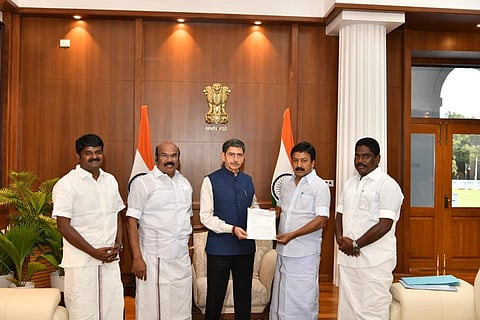 ஆளுநருடன் அதிமுகவினர் சந்திப்பு