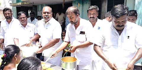 அதிமுக பொதுச் செயலாளர் எடப்பாடி பழனிசாமியின் பிறந்தநாளை முன்னிட்டு  அன்னதானம் வழங்கிய முன்னாள் அமைச்சர் ஆர்.பி.உதயகுமார்