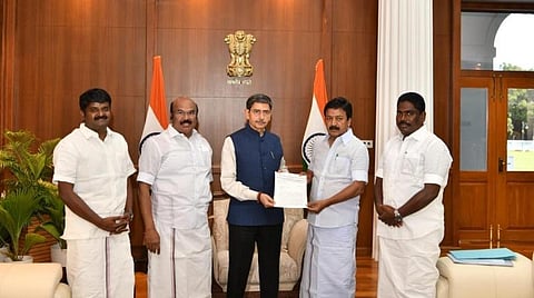 அமலாக்கத் துறையால் கைது செய்யப்பட்டுள்ள அமைச்சர் செந்தில் பாலாஜியை பதவி நீக்கம் செய்ய வலியுறுத்தி, அதிமுக பொதுச்செயலாளர் பழனிசாமி கையொப்பமிட்டு கொடுத்த கடிதத்தை, ஆளுநர் ஆர்.என்.ரவியிடம் வழங்கிய முன்னாள் அமைச்சர்கள்.