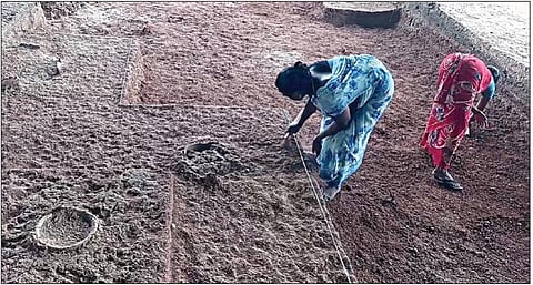 கொந்தகை அகழாய்வின்போது கண்டறியப்பட்ட முதுமக்கள் தாழிகள்.