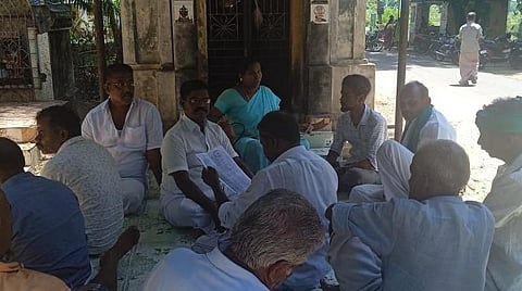 தஞ்சை | கரும்புக்கான முழுத்தொகையை வழங்க வலியுறுத்தி வருவாய், வேளாண் அலுவலர்கள் சிறைப்பிடிப்பு