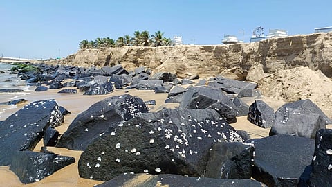 புதுச்சேரி கடற்கரையில் திடீரென பல அடி ஆழத்துக்கு மணல் அரிப்பு