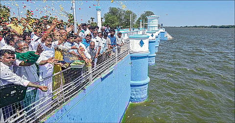 கல்லணையிலிருந்து நேற்று தண்ணீரைத் திறந்துவைத்து, காவிரி ஆற்றில் பூக்கள், நவதானியங்களைத் தூவிய அமைச்சர் கே.என்.நேரு உள்ளிட்டோர்.படம்: ஆர்.வெங்கடேஷ்