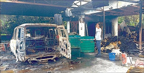 மணிப்பூர் தலைநகர் இம்பாலில், மத்திய இணை அமைச்சர் ராஜ்குமார் ரஞ்சன் சிங் வீட்டுக்கு, ஒரு கும்பல் தீ வைத்தபோது, அங்கு நிறுத்தப்பட்டிருந்த வாகனமும் தீயில் கருகியது.  படம்: ஏஎஃப்பி