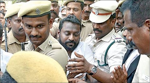 மதுரையில் நீதிபதி வீட்டுக்கு போலீஸாரால் அழைத்து வரப்பட்ட பாஜக மாநில செயலாளர் எஸ் ஜி சூர்யா. படம்: நா. தங்கரத்தினம்.