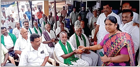 ஓசூர்  அருகே போராட்டத்தில் ஈடுபட்ட விவசாயிகளுக்கு, வட்டாட்சியர் பன்னீர்செல்வி, பழரசம் கொடுத்து போராட்டத்தை முடித்து வைத்தார். உடன் ஒய்.பிரகாஷ் எம்எல்ஏ, ஓசூர் மேயர் சத்யா உள்ளிட்டோர்.