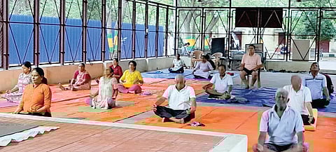 சர்வதேச யோகா தினம் | மனதையும், உடலையும் இளமையாக வைத்திருக்கலாம்: மன அழுத்தத்திற்கு அருமருந்தாகும் யோகா