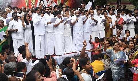 தமிழக அரசைக் கண்டித்து சென்னை வள்ளுவர் கோட்டத்தில் அதிமுக சார்பில் கண்டன ஆர்ப்பாட்டம் நடைபெற்றது