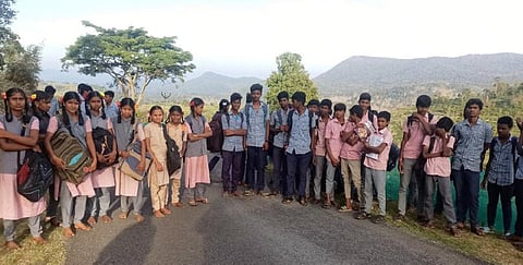 காளையார்கோவில் அருகே பாதை இல்லாத பள்ளி - அச்சத்துடன் செல்லும் மாணவர்கள்