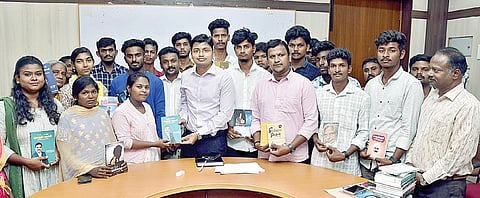 குழந்தை தொழிலாளர்களாக மீட்கப்பட்டு கல்வி கற்பவர்களுக்கு கோவை மாவட்ட ஆட்சியர் கிராந்திகுமார் பாடி வாழ்த்து தெரிவித்தார்.