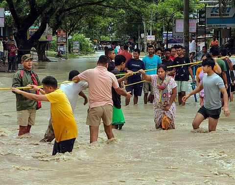 அசாமில் கடும் வெள்ளப்பெருக்கு - 10 மாவட்டங்களைச் சேர்ந்த 1.2 லட்சம் பேர் பாதிப்பு