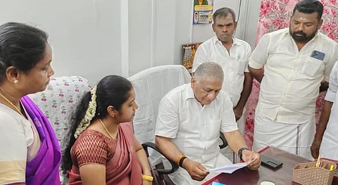 சிவகங்கை மாவட்டம் சாக்கோட்டை ஊராட்சி ஒன்றிய அலுவலகத்தில் ஆய்வு செய்த மத்திய இணை அமைச்சர் வி.கே.சிங். அருகில் ஒன்றியத் தலைவர் சரண்யா.