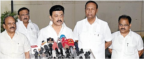 சென்னை விமான நிலையத்தில் நேற்று செய்தியாளர்களிடம் பேசிய முதல்வர் மு.க.ஸ்டாலின். உடன் டி.ஆர்.பாலு எம்.பி., அமைச்சர் தா.மோ.அன்பரசன் உள்ளிட்டோர்.