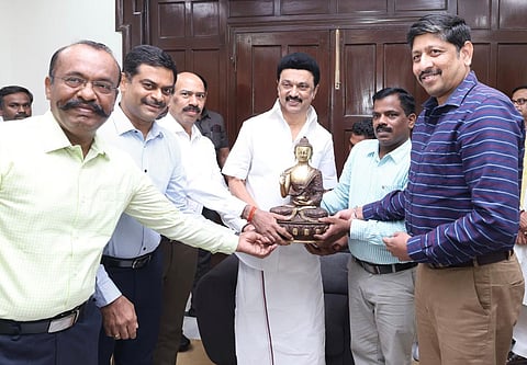 பாட்னா வந்த தமிழக முதல்வர் மு.க.ஸ்டாலினை, பாட்னா தமிழ்ச் சங்கம் சார்பில் அதன் நிர்வாகிகளும், தமிழர்களான உயர் அதிகாரிகளும் சந்தித்து நினைவுப் பரிசு வழங்கிய காட்சி