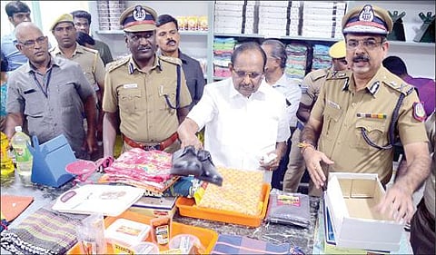 சென்னை எழும்பூரில் உள்ள சிறைத் துறை தலைமை அலுவலகத்தில் அமைக்கப்பட்டுள்ள சிறைச் சந்தை, பணியாளர் உடற்பயிற்சிக் கூடத்தை சட்டத் துறை அமைச்சர் ரகுபதி நேற்று திறந்து வைத்தார். உடன், சிறைத் துறை டிஜிபி அமரேஷ் புஜாரி உள்ளிட்டோர். படம்: எஸ்.சத்தியசீலன்