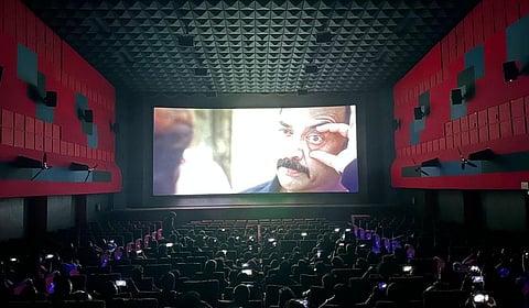 ரசிகர்களிடையே வரவேற்பை பெறும் கமலின் ‘வேட்டையாடு விளையாடு’ ரீ-ரிலீஸ்!