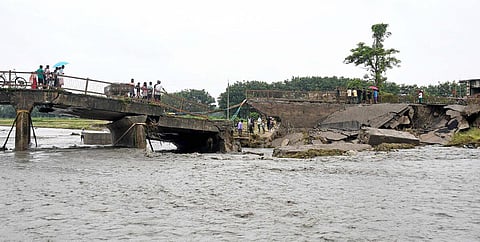 தொடர் கனமழையால் கரைபுரளும் ஆறுகள் - அசாமில் 4.89 லட்சம் பேர் வெள்ளத்தால் பாதிப்பு