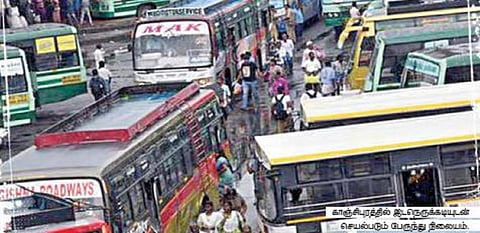 காஞ்சிபுரத்தில் இடநெருக்கடியுடன் செயல்படும் பேருந்து நிலையம்.