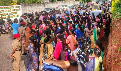 இடமாற்றல் கொள்கைக்கு எதிர்ப்பு: புதுச்சேரியில் முதல்வர் வீட்டை முற்றுகையிட்ட ஆசிரியர்கள்