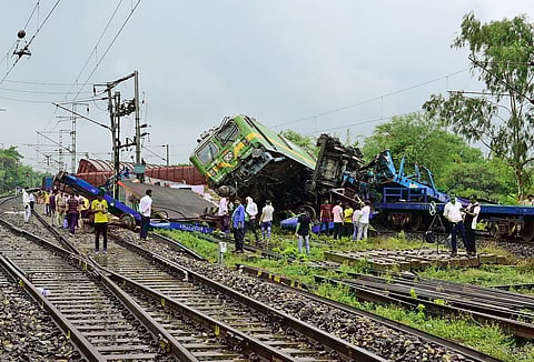 மேற்கு வங்க மாநிலம் பங்க்குரா நகரில், இரண்டு சரக்கு ரயில்கள் நேற்று காலை மோதிக் கொண்டதில்  ரயில் இன்ஜின் மற்றும் 12 பெட்டிகள் சேதமடைந்தன. படம்: பிடிஐ