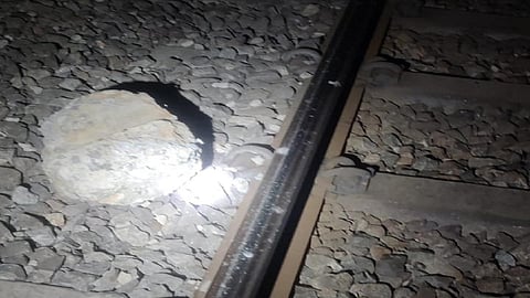 தண்டவாளத்தில் வைக்கப்பட்ட கல்