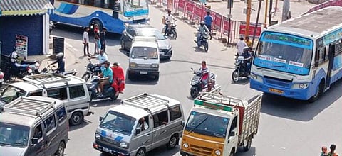 நாமக்கல் பேருந்து நிலைய நுழைவுப் பகுதியில் உள்ள சந்திப்பில் வாகனப் போக்குவரத்து நெரிசல் காணப்படுகிறது.      படம்: கி.பார்த்திபன்