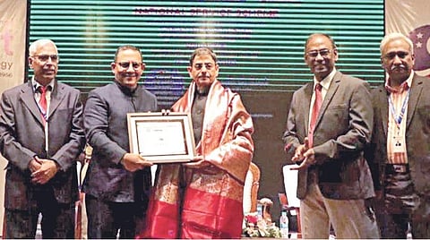 பி.எஸ்.அப்துர் ரஹ்மான் கிரசன்ட் அறிவியல் தொழில்நுட்ப நிறுவனத்தில் நடைபெற்ற என்எஸ்எஸ் முகாமில் ஆளுநர் ஆர்.என்.ரவி பங்கேற்றார்.