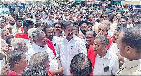 பட்டுக்கோட்டையில் நேற்று போராட்டத்தில் ஈடுபட்ட இந்திய கம்யூனிஸ்ட் கட்சியினர், நகை வியாபாரிகளிடம் பேச்சுவார்த்தையில் ஈடுபட்ட போலீஸார்.﻿﻿