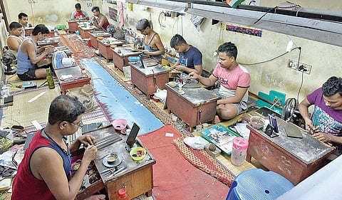 கோவையில் உள்ள நகை பட்டறையில் தங்க நகை தயாரிப்பில் ஈடுபட்டுள்ள பொற்கொல்லர்கள் | படம்: ஜெ.மனோகரன்