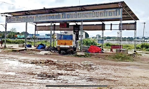 பெரிய பெயர்ப் பலகையுடன் பேருந்து நிலையம் என அடையாளப்படுத்தினாலும், பேருந்துகள் வராததால், சரக்கு வாகனம் நிறுத்தும் இடமாக மாறிப்போன வேப்பனப்பள்ளி புதிய பேருந்து நிலையம்.