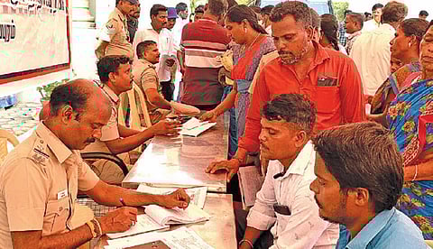 விழுப்புரம் மாவட்ட காவல் அலுவலகத்தில் பொதுமக்கள் குறைதீர் கூட்டம் நடைபெற்றது.