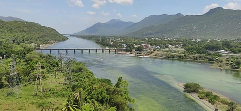 மேட்டூர் அணையில் இருந்து காவிரி டெல்டா பாசனத்திற்காக இன்று  மதியம் விநாடிககு 13 ஆயிரம் கன அடி தண்ணீர் வெளியேறும் நிலையில், காவிரியின் இரு கரைகளை தொட்டவாறு பாய்தோடி செல்கிறது.