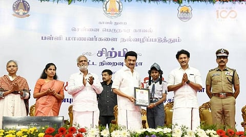 சிற்பி அனைவரையும் செதுக்கட்டும்