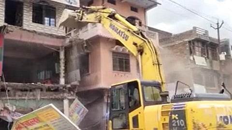 உ.பி.யில் பாலியல் வன்கொடுமை செய்து பெண்ணை கொலை செய்த இளைஞரின் வீடு இடிப்பு