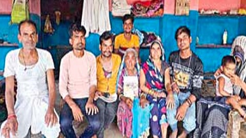 பிரதமர் மோடிக்கு நிலத்தை தர விரும்பும் மூதாட்டி, அவரது குடும்பத்தினர்.