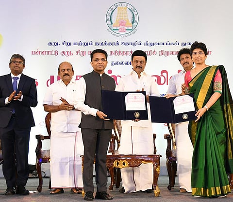 சென்னை வர்த்தக மையத்தில் நேற்று முதல்வர் ஸ்டாலின் முன்னிலையில் ஃபேம் டிஎன் -
சிறுதொழில் வளர்ச்சி வங்கி இடையே புரிந்துணர்வு ஒப்பந்தம் கையெழுத்தானது. உடன்,
அமைச்சர்கள் தா.மோ.அன்பரசன், அன்பில் மகேஸ், குறு, சிறு, நடுத்தர தொழில் நிறுவனங்கள் துறை செயலர் அருண் ராய், தொழில் துறை ஆணையர் சிஜி தாமஸ் வைத்யன் ஆகியோர்.