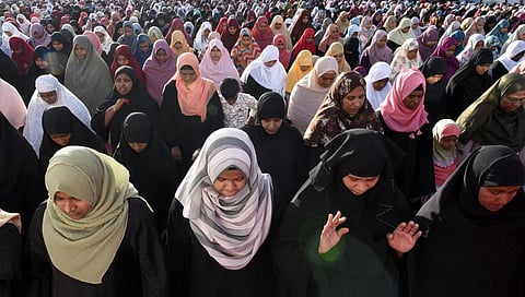 பக்ரீத் பண்டிகையை முன்னிட்டு கோவை குனியமுத்தூர் ஆயிஷா மகாலின் சிறப்பு தொழுகையில் ஈடுபட்ட ஜாக் அமைப்பு முஸ்லிம் மக்கள். | படம்: ஜெ.மனோகரன்