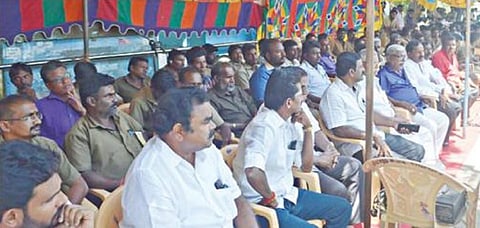 தூய்மைப் பணிகளை தனியாருக்கு விடுவதைக் கைவிடக் கோரி, ஈரோடு காளைமாடு சிலை அருகே, மாநகராட்சி தூய்மைப் பணியாளர்கள் உண்ணாவிரதத்தில் ஈடுபட்டனர்.