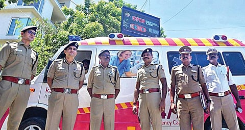 சாலையில் ஆம்புலன்ஸ் வரும்போது போக்குவரத்து சிக்னலில் எச்சரிக்கை செய்யும் புதிய தொழில் நுட்பத்தை சென்னை போக்குவரத்து காவல் கூடுதல் ஆணையர் கபில் குமார் சி.சரத்கர் தொடங்கி வைத்தார். போக்குவரத்து காவல் இணை ஆணையர் என்.எம்.மயில் வாகனன், துணை ஆணையர்கள் சமே சிங் மீனா, சரவணன், ராதாகிருஷ்ணன் உள்ளிட்ட பலர் கலந்து கொண்டனர். படம்: ம.பிரபு