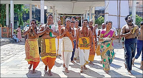 சிதம்பரம் நடராஜர் கோயில் கனகசபையில் பழையபடி பக்தர்கள் சுவாமி தரிசனம் செய்தனர். (அடுத்த படம்) தேவராம், திருவாசகம் பாடியபடி சிதம்பரம் நடராஜர் கோயில் கனகசபையில் ஏறி தரிசனம் செய்ய வந்த தெய்வத் தமிழ் பேரவையினர்.