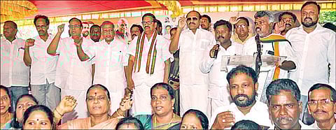 ‘மணிப்பூர் கலவரத்துக்கு பாஜகவே பொறுப்பு’ என்னும் தலைப்பில் தமிழக காங்கிரஸ் எஸ்சி பிரிவு சார்பில், சென்னை வள்ளுவர் கோட்டம் அருகே கண்டன கூட்டம் நேற்று நடைபெற்றது. இதில் பங்கேற்ற தமிழக காங்கிரஸ் தலைவர் கே.எஸ்.அழகிரி, எஸ்சி பிரிவு தலைவர் எம்.பி.ரஞ்சன்குமார், மார்க்சிஸ்ட் அரசியல் தலைமைக் குழு உறுப்பினர் ஜி.ராமகிருஷ்ணன் உள்ளிட்டோர். 					          படம்: ம.பிரபு